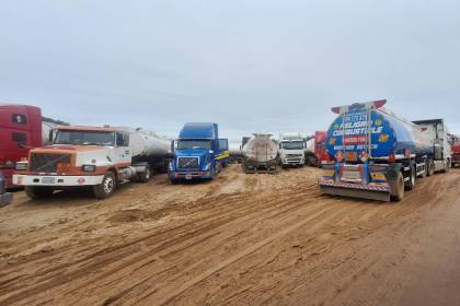 “Extraño a mi familia”: Choferes de cisternas señalan que llevan semanas en Palmasola esperando descargar combustible