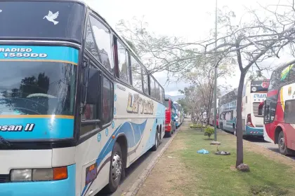 La semana arranca con extensas filas de vehículos que buscan abastecerse de diésel en el eje central