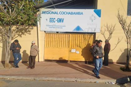 Transportistas protestan por falta de cilindros y kits de conversión a GNV en Cochabamba 