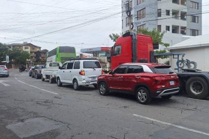 Filas por diésel se registran este miércoles en el eje troncal del país; choferes dicen que dormirán en sus vehículos