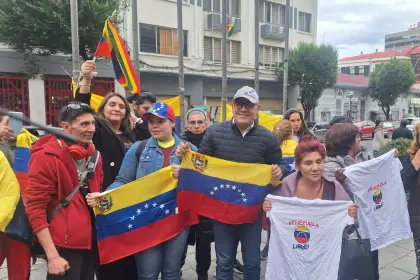Residentes venezolanos se concentran en varios puntos de Bolivia para celebrar la caída de Maduro