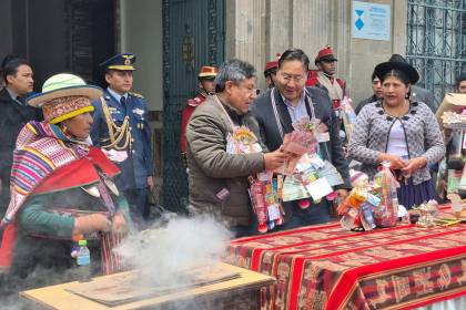 “¡Dólares, ¿Dónde están?!, el grito a Luis Arce en un acto por la Alasita