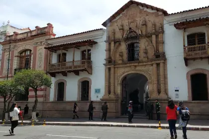 Sucre se viste de gala, Paz y Lara reciben credenciales en la Casa de Libertad; el TSE reivindica el valor de la democracia 