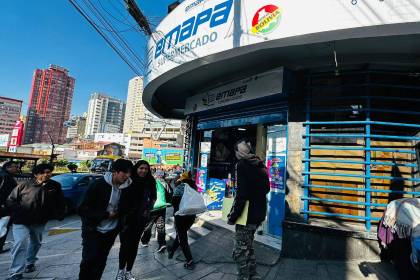“Está muy caro”: Familias reportan que el precio del pollo continúa elevado en agencias de Emapa de La Paz