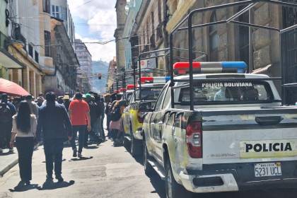 Refuerzan con vallas metálicas y policías los alrededores de la plaza Murillo ante la llegada de la marcha evista a La Paz