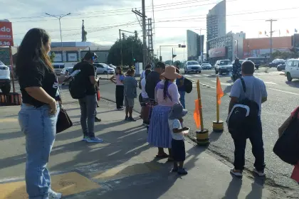 La población busca alternativas para transportarse ante la falta de micros y el incremento irregular de Bs 5 al pasaje