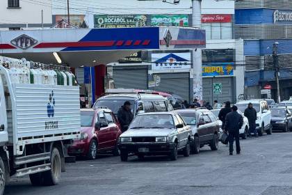 Feriado largo: Surtidores de La Paz registran filas extensas de vehículos que buscan gasolina