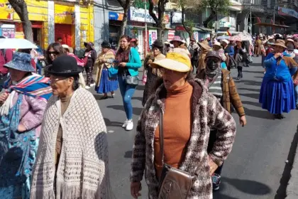 “El comercio se ha muerto”: Con crespones negros en los mercados, gremiales marchan este miércoles en La Paz