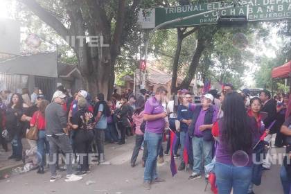 En medio de petardos y tensión, vigilia en el TED de Cochabamba aguarda determinación sobre Manfred