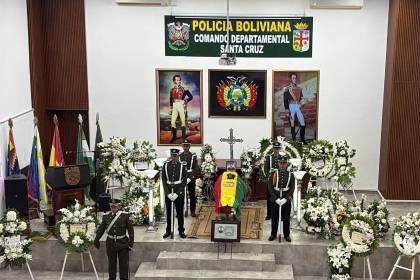 El subteniente Yerson Salazar recibe honores de la Policía en Santa Cruz 