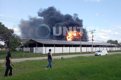 Incendio en el Parque Industrial alarma a vecinos y provoca densa humareda