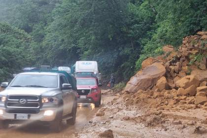 Se registran deslizamientos de lodo, piedras y árboles en la carretera antigua Santa Cruz - Cochabamba