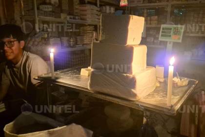 Mercado en las penumbras: Con velas y celulares, trabajan en el nuevo mercado La Ramada por un corte de energía