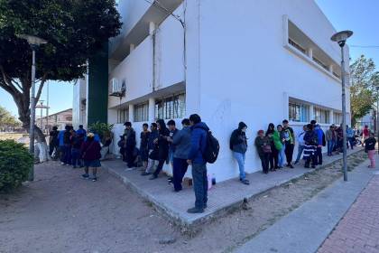 A dos días de las elecciones, se observan largas filas de ciudadanos que buscan obtener su carnet de identidad
