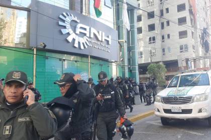 Intervención: Ministros de Hidrocarburos y de Defensa ingresan a oficinas de la ANH en La Paz
