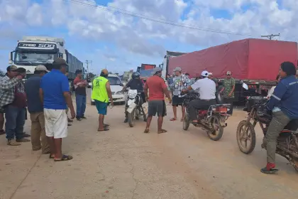 Choferes perjudicados por el bloqueo en Pailón instalan “trancas” y piden Bs 1 a mototaxistas y pasajeros