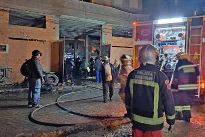 Voraz incendio en un taller de chapería consume al menos tres autos; en el lugar se halló turriles con diésel
