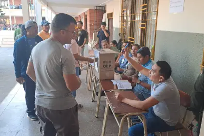 Arranca la votación en Bolivia y las mesas deben estar abiertas ocho horas continuas