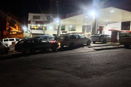 Crecen las filas por gasolina y conductores expresan su molestia por la falta de solución al desabastecimiento 