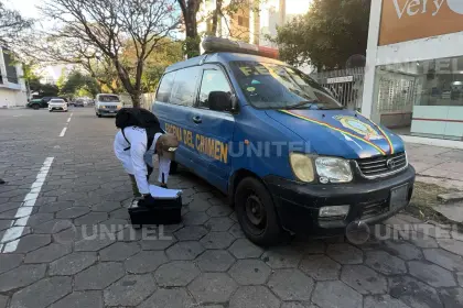 Una madre muere tras caer de un edificio y su hijo lucha por su vida en terapia intensiva 