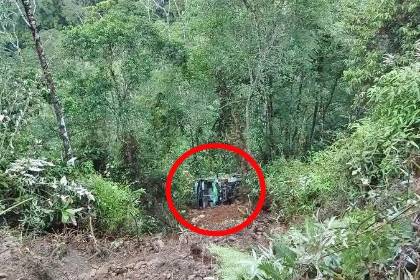 Un bus vuelca y se embarranca en la carretera La Paz – Apolo y deja varios pasajeros heridos 