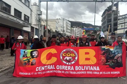 En jornada de feriado, la COB marcha hacia el centro paceño en demanda de la abrogación del DS 5503