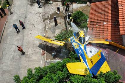 Vecinos de la calle donde cayó una avioneta esperan que se reponga los daños ocasionados 