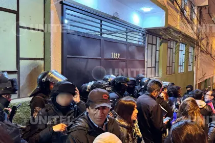 Instalan vigilia en puertas de la Felcc y piden la liberación de Ponciano Santos