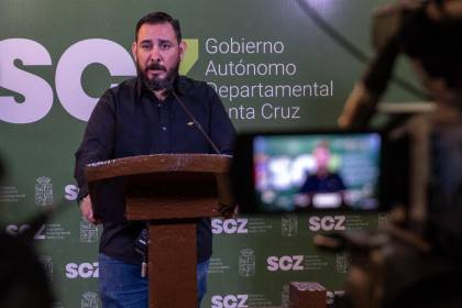 Vocero Schrupp dice que para que la Gobernación de Santa Cruz importe combustible necesita un Decreto Supremo 