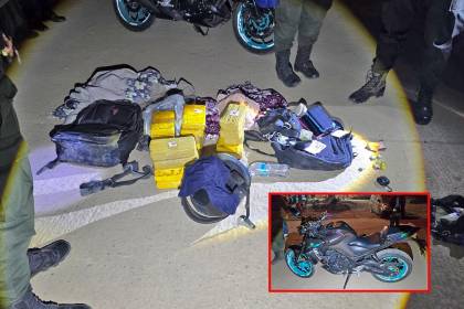 Policías que controlan en Parotani hallan a dos personas con paquetes de droga en una moto