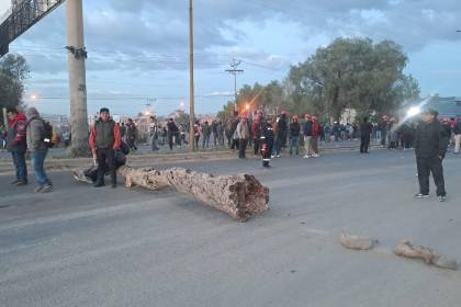 Fabriles instalan bloqueo en la vía que conecta Cochabamba con Quillacollo y Oruro