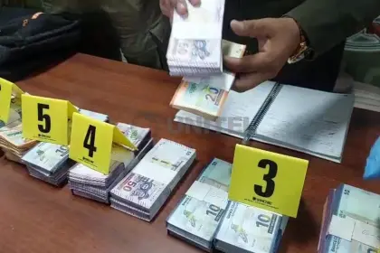 Hallan en una mochila y en una casa otros Bs 71.400 del avión siniestrado en El Alto