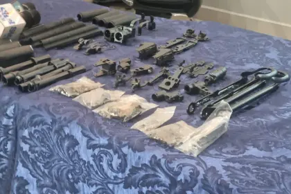 Aduana solicita informe a su par de EEUU para saber cómo se dejó pasar las armas que llegaron a Bolivia, dice ministro de Gobierno