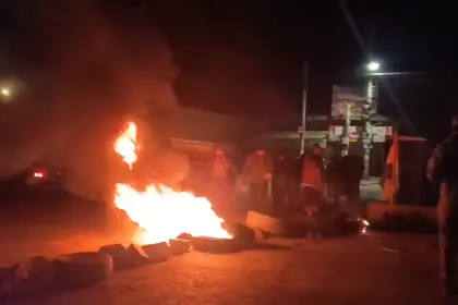 Juntas vecinales de El Alto bloquean la ruta hacia Laja y prenden fogatas contra la crisis