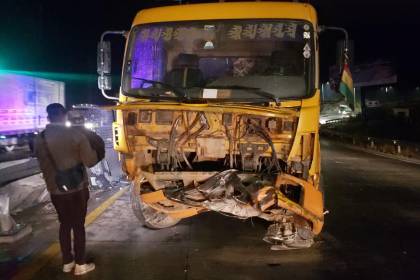 Múltiple colisión deja al menos cuatro heridos y daños en ocho vehículos, en la autopista que une a La Paz y El Alto