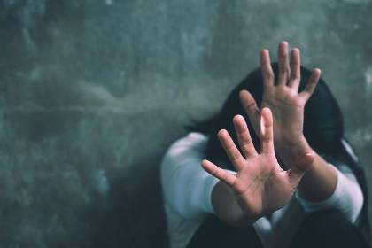 Aprehenden a dos adultos y un adolescente acusados de una grave agresión contra una menor de edad en El Alto