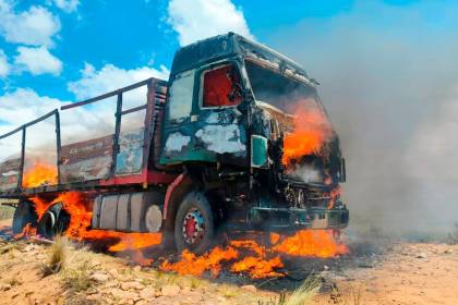 Ante el asedio de comunarios, la Aduana quema un camión con ropa usada de contrabando