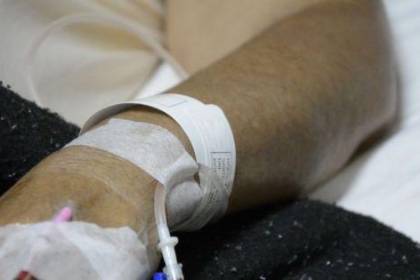 El joven con un cuchillo clavado en la cabeza estudia enfermería y su familia pide justicia