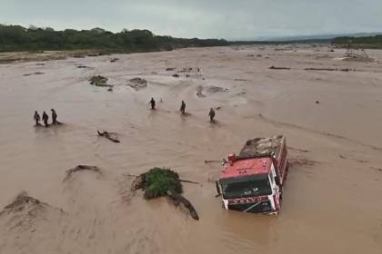 Camión queda atrapado en el río Piraí tras crecida; tres personas fueron evacuadas