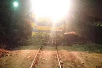 Tragedia en los rieles: Se cubrió con bolsas de plástico para dormir y un tren lo arrolló