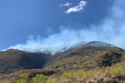 Cochabamba: incendio en serranía de Tolata moviliza a bomberos y militares