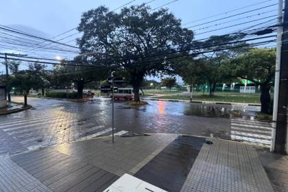 Lluvia intensa en Santa Cruz de la Sierra deja calles inundadas; conoce el pronóstico del clima