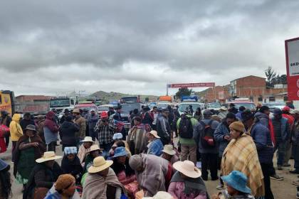 La Paz: Comunarios bloquean ruta al lago Titicaca en protesta contra alza de pasajes