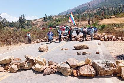 Ministerio de Gobierno evalúa trasladar policías de Chuquisaca a Cochabamba para desbloquear carreteras