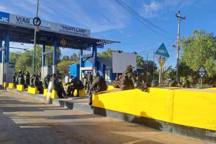 Cochabamba: Policía resguarda peaje de Huayllani tras levantar troncos y piedras