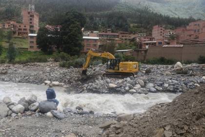 La Paz: Realizan trabajos de limpieza y encauce de ríos tras riada que afectó a varias familias en Quime 