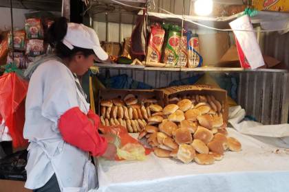 La Paz: Panificadores elevan el precio del pan a 80 centavos, pero en El Tejar lo venden a 70 y se agota en minutos