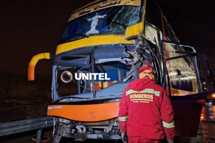 “Se ha resbalado el bus”: Choque múltiple en la autopista de La Paz deja tres heridos y graves daños materiales 