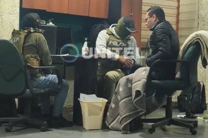 Con una colcha y brindando su declaración, así fue retratado el fiscal departamental de Santa Cruz tras su aprehensión