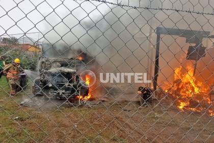 Incendio destruye una casa de madera y la cabina de tráiler en la capital cruceña